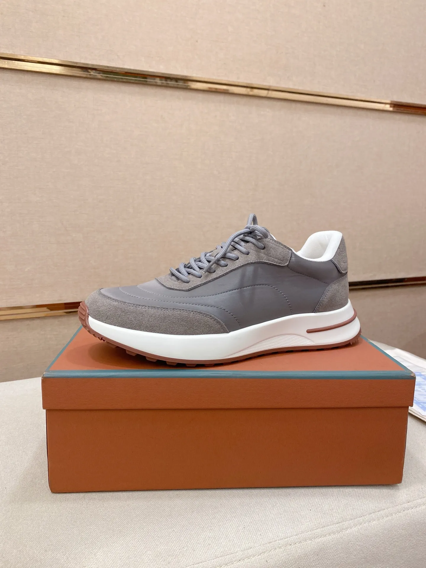 Men's shoes 💰: 462💰🔥𝐥𝐨𝐫𝐨 𝐏𝐢𝐚𝐧𝐚 lp classic loafers, an Italian treasure brand, the only brand that can match Hermès! Only after wearing it do we realize that we can’t live up to our feet. The upper is made of imported first-layer cowhide with breathable fabrics, water-dyed cowhide foot pads, and the official original glass rubber outsole and pendant. Exclusive original packaging (tag ➕ brand paper ➕ outer box ➕ hand bag) code number: 38-44. Can be customized 45-46